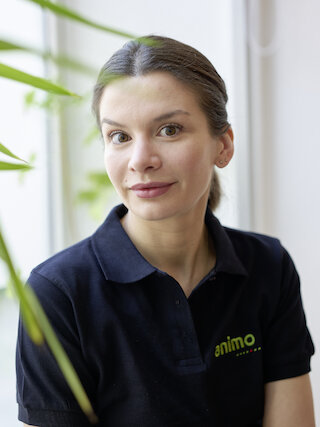 eine frau im animo Polo Shirt